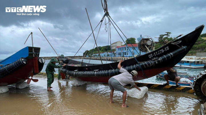 Lực lượng Bộ đội Biên phòng ở Đặc khu Cồn Cỏ (Quảng Trị) chạy đua với thời gian giúp dân đưa tàu, thuyền lên bờ tránh bão.