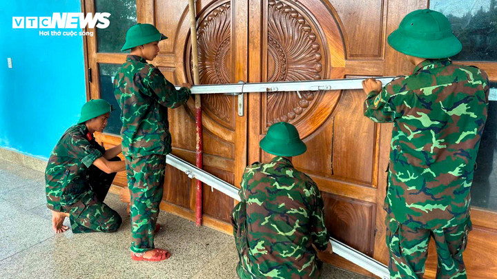Bộ đội được cử xuống từng địa phương trong vùng nguy hiểm để rà soát, giúp dân chằng chống nhà cửa, bảo vệ tính mạng, tài sản của người dân trước diễn biến phức tạp của bão.