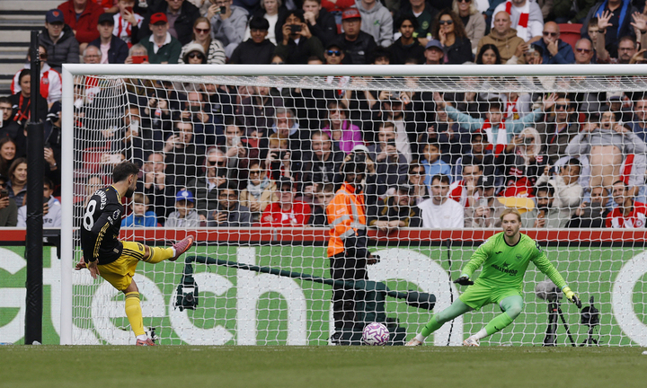 Bruno Fernandes đá hỏng phạt đền. (Ảnh: Reuters)