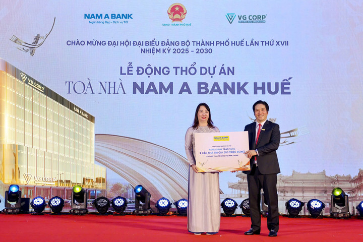 Ông Trần Khải Hoàn – Thành viên Hội đồng quản trị kiêm quyền Tổng giám đốc Nam A Bank - trao tặng 2 căn nhà an sinh xã hội cho địa phương.