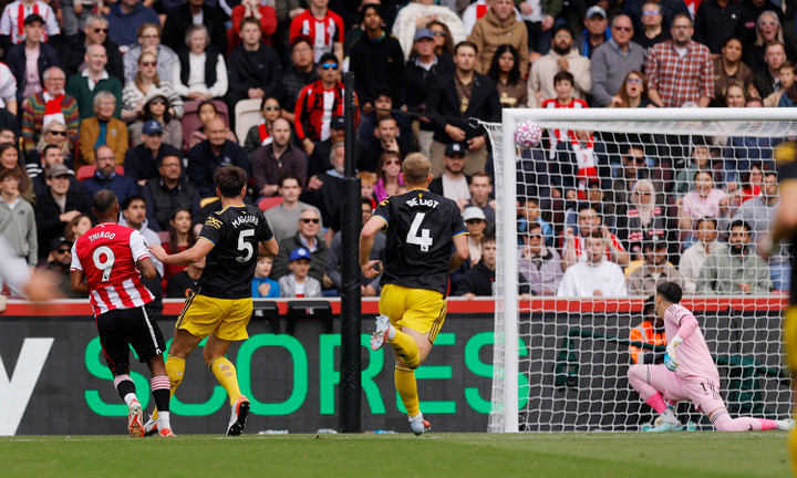 Cú sút quá khó của Thiago khiến thủ môn Man Utd không có cơ hội cản phá. (Ảnh: Reuters)
