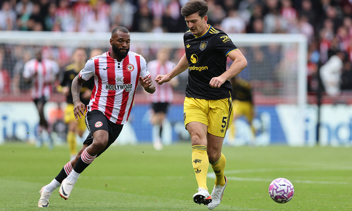 Thiago khiến các hậu vệ Man Utd vất vả. (Ảnh: Reuters)