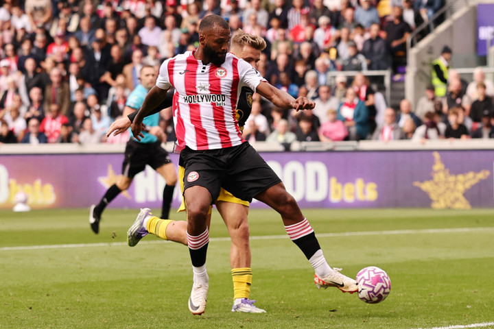 Cú chạm bóng của Thiago giúp Brentford nhân đôi cách biệt. (Ảnh: Reuters)