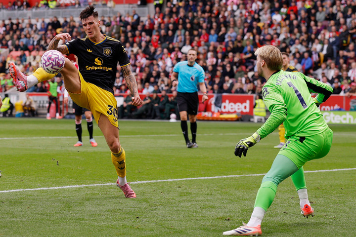 Sesko không đánh bại được thủ môn ở cú sút này và cần tới nhịp đá bồi để ghi bàn. (Ảnh: Reuters)