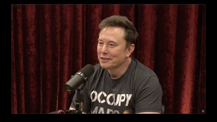 Trong podcast vào tháng 11/2024, khi được hỏi về những tin đồn liên quan đến Tesla chuẩn bị phát hành điện thoại, tỷ phú Elon Musk khẳng định: “Không, chúng tôi không làm điện thoại.”