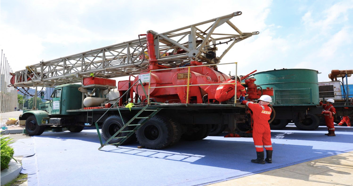 Giàn khoan di động trên đất liền A50, thiết bị được Liên Xô trang bị từ năm 1975 đã giúp xác định và đưa vào khai thác mỏ khí Tiền Hải C - mỏ khí đầu tiên của Việt Nam. Thiết bị đến nay vẫn hoạt động tốt, vừa hoàn thành chiến dịch thu dọn mỏ do PVEP Sông Hồng triển khai.