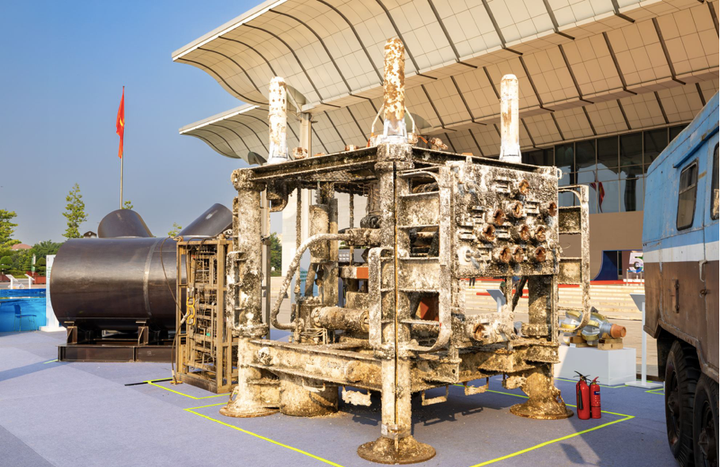 Cây thông khai thác của mỏ Đại Hùng, Là một trong 12 cây thông khai thác ngầm đầu tiên tại Việt Nam, thiết bị này được lắp đặt ở độ sâu 110m dưới đáy biển, hoạt động liên tục suốt 26 năm, hoàn thành xuất sắc sứ mệnh lịch sử, góp phần thúc đẩy phát triển bền vững ngành năng lượng quốc gia với sản lượng 9,58 triệu thùng dầu.