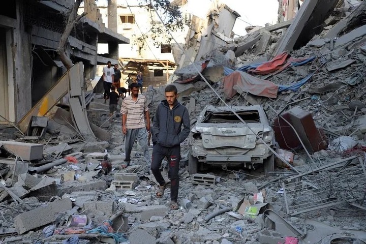 Đống đổ nát ở thành phố Gaza. (Ảnh: Reuters)