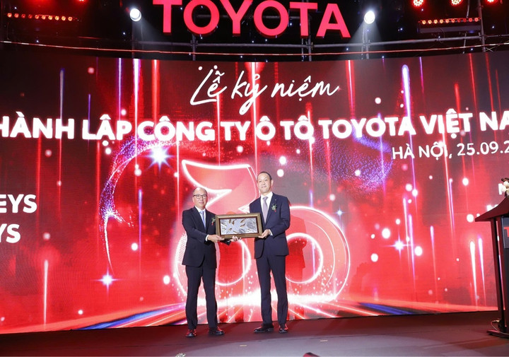 Ông Tiền Quốc Hào - Chủ tịch Công ty Toyota Châu Á - trao quà kỷ niệm 30 năm thành lập Toyota Việt Nam. (Ảnh: TMV)