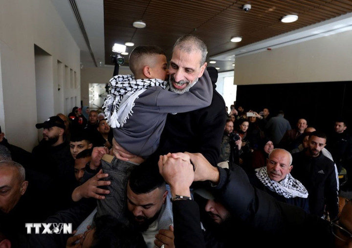 Tù nhân được Hamas trả tự do, về tới thành phố Ramallah, Bờ Tây. (Ảnh: THX/TTXVN)