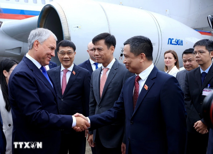 Lễ đón Chủ tịch Duma Quốc gia Nga Vyacheslav Volodin tại Sân bay Quốc tế Nội Bài.