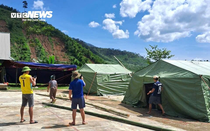 Cũng theo lãnh đạo xã Yên Nhân, để đảm bảo an toàn cho người dân, chính quyền địa phương phối hợp cùng lực lượng công an, dân quân tự vệ dựng 21 lều dã chiến để làm điểm sơ tán cho người dân. Đến thời điểm hiện tại, xã đã sơ tán 112 hộ dân đến nơi tránh trú an toàn.