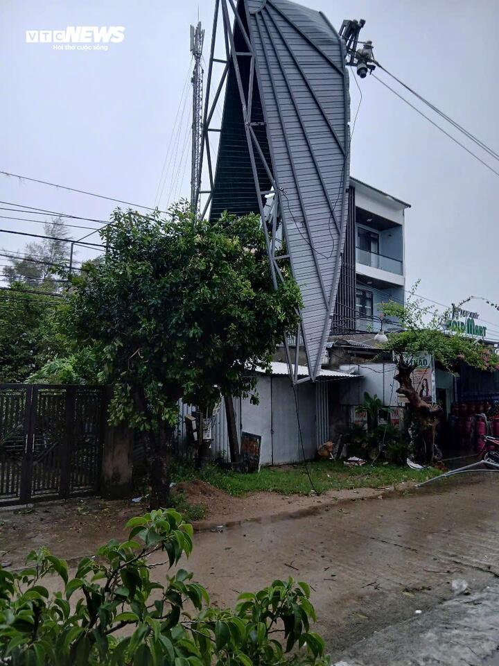 Mái nhà của một gia đình TP Huế bị gió xoáy cuốn bay nằm vắt vẻo trên cột điện.