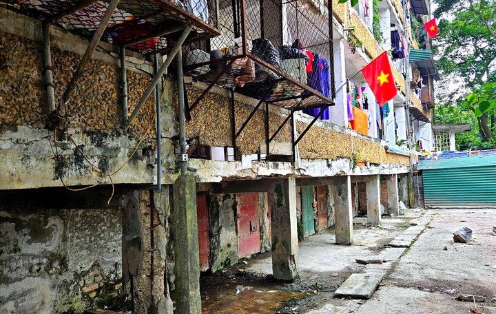 Phường Thành Vinh (Nghệ An) sơ tán hơn 2.000 người ra khỏi khu tập thể Quang Trung cũ và các khu nhà ở tạm bợ trên địa bàn. (Ảnh: Q.A)