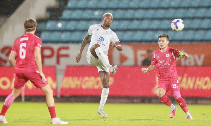 Caio gặp phải thử thách rất lớn khi đối đầu với 3 tiền vệ trung tâm chất lượng cao của CAHN.