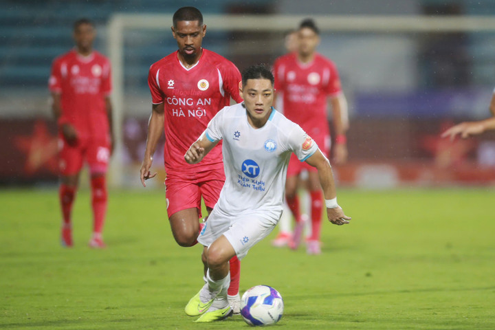 Lâm Ti Phông và các cầu thủ tấn công của Nam Định rất mờ nhạt trong hiệp 1.