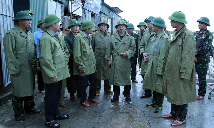 Phó Thủ tướng Trần Hồng Hà kiểm tra công tác ứng phó bão số 10 tại cảng cá Chiến Thắng. (Ảnh: VGP)