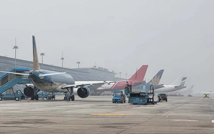 Hàng loạt chuyến bay bị hoãn và hủy vì bão Bualoi.