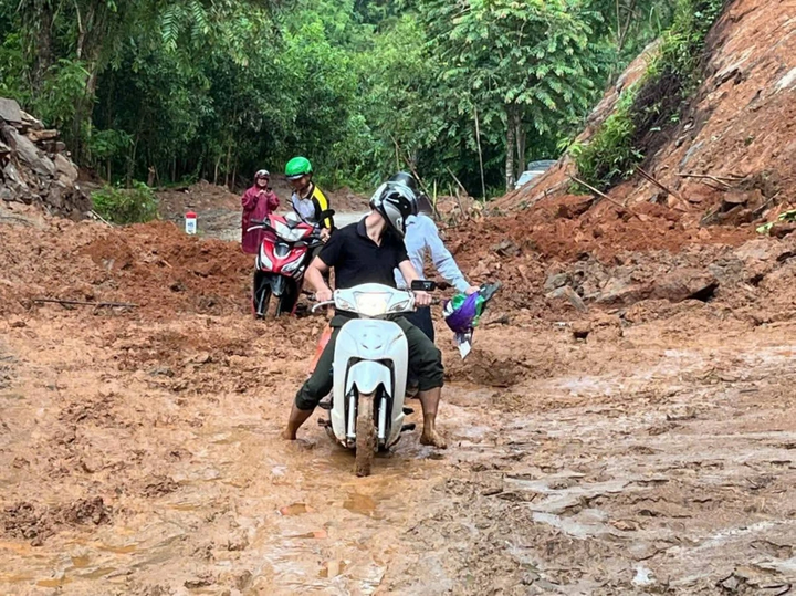 Nhiều tuyến đường phía Tây Nghệ An bị sạt lở vùi lấp. Ảnh: KT.