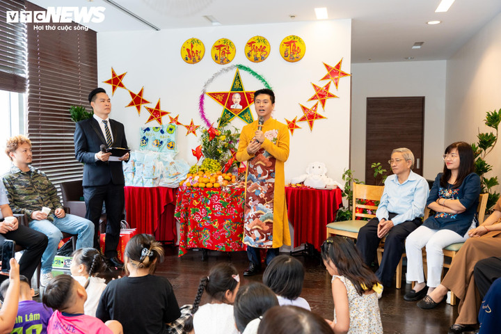 Ông Nguyễn Duy Anh – Chủ tịch Hội Người Việt Nam tại Fukuoka, Trưởng Ban tổ chức nhấn mạnh: “Mỗi sự kiện cộng đồng như Trung thu hôm nay là dịp để bà con gặp gỡ, sẻ chia và bồi đắp thêm tình đoàn kết. Chúng tôi đặc biệt chú trọng việc tổ chức cho thiếu nhi, bởi đây là cách để thế hệ trẻ vừa vui chơi, vừa được nuôi dưỡng bản sắc Việt Nam.”