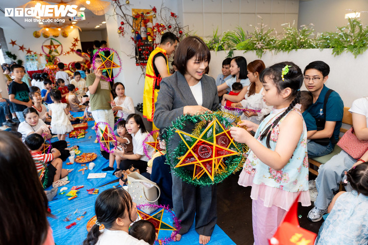 Bà Nguyễn Thị Minh Nguyệt, Chủ tịch Hội phụ nữ Việt Nam tại Kyushu, xúc động chia sẻ: “Nhìn thấy nụ cười rạng rỡ của các cháu trong đêm hội trăng rằm, chúng tôi càng có thêm động lực tiếp tục đồng hành cùng cộng đồng, mang đến nhiều hoạt động ý nghĩa để nuôi dưỡng tâm hồn và hướng các con về cội nguồn dân tộc.”