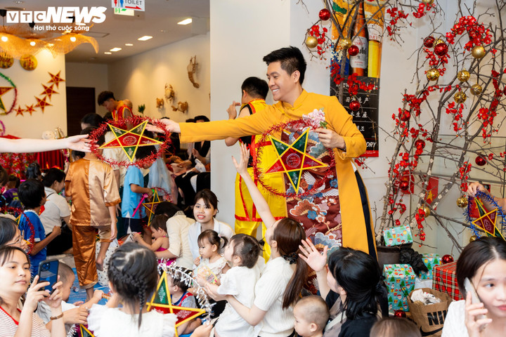 Tổ chức tại Nhà hàng Vietnamese Cuisine thu hút gần 200 phụ huynh, thiếu nhi và bạn bè quốc tế. Các tiết mục hát múa, kể chuyện “Chú Cuội – chị Hằng” do các em nhỏ thể hiện mang lại không khí tươi vui, gợi nhớ nét đẹp Trung thu truyền thống quê nhà.