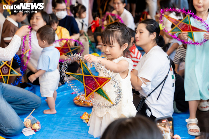 Chương trình “Vui hội trăng rằm – Tết Trung thu 2025” không chỉ là ngày hội của thiếu nhi mà còn là dịp để các gia đình kiều bào cùng sum vầy, chia sẻ và gắn kết.
