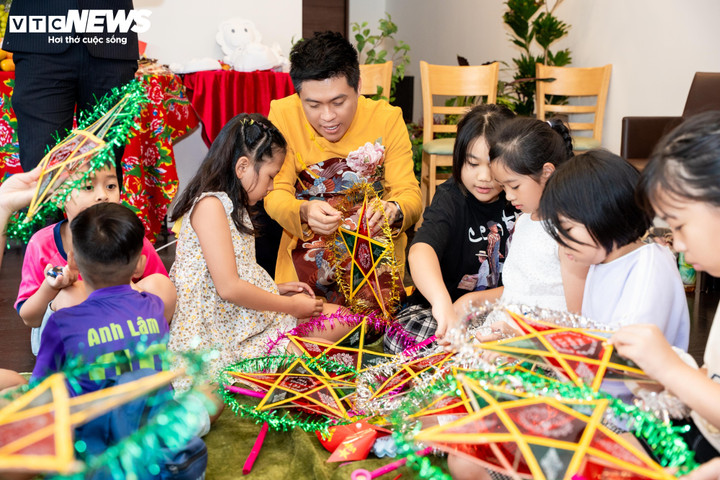 Các em nhỏ được tham gia nhiều hoạt động trải nghiệm: tự tay làm đèn lồng, chong chóng, mặt nạ bồi, thi tô màu tranh dân gian; được thưởng thức bánh nướng hình con cá – món bánh gắn liền với ký ức Trung thu Việt; cùng nhau rước đèn, phá cỗ, và hân hoan mang về những món quà ý nghĩa.