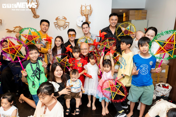 Bà con và các em thiếu nhi tại Fukuoka còn có cơ hội giao lưu, chụp ảnh cùng các nghệ sĩ đến từ Việt Nam như MC Tuấn Tú, ca sĩ Quang Anh, nghệ sĩ Phan Anh và NTK Cao Minh Tiến