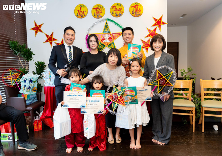 Ban tổ chức trao tặng các món quà cho các em thiếu nhi.