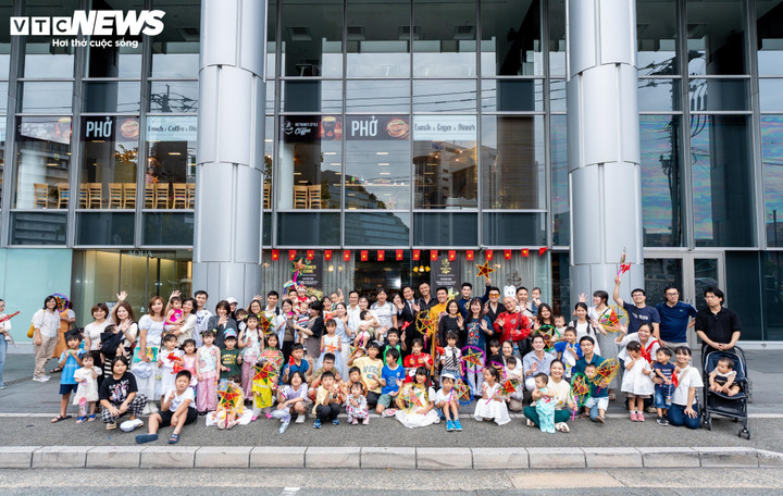 Trong tiếng trống rước đèn, tiếng cười rộn rã và ánh sáng lung linh của những chiếc lồng đèn, tình quê hương như được thắp sáng, giúp thế hệ trẻ kiều bào thêm gắn bó với nguồn cội, và để Tết Trung thu thực sự trở thành ngày hội của tình thân, của sự sẻ chia và kết nối.