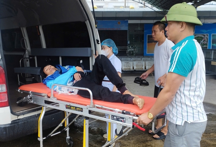 Trung tâm Y tế đặc khu Vân Đồn vận chuyển cấp cứu bệnh nhân viêm ruột thừa cấp.
