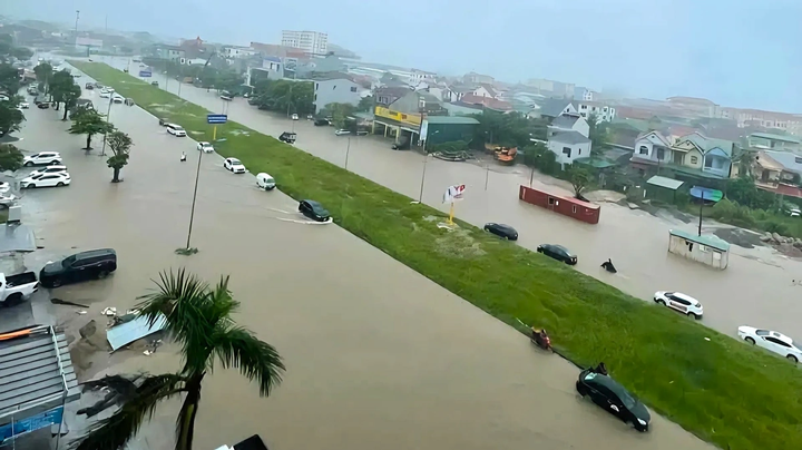 Đường 72m thuộc TP Vinh cũ bị ngập nặng ngày 27/9. (Ảnh: KT)