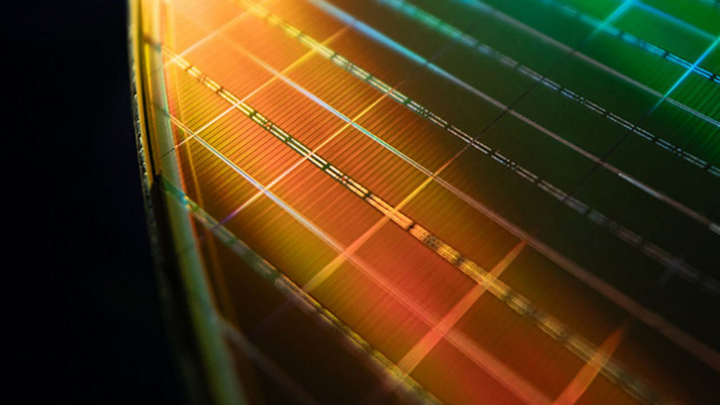 Wafer bán dẫn với các vi mạch đầy màu sắc mục tiêu của Nga với công nghệ nội địa hóa. (Nguồn: Micron)