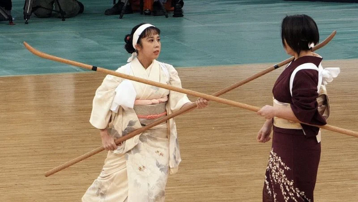 Naginata là một loại vũ khí cán dài với lưỡi cong ở đầu