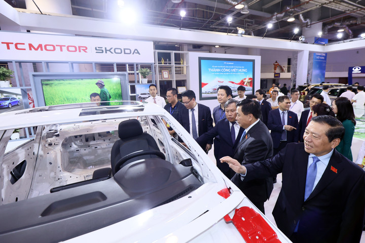 Rất đông đại biểu, khách mời tham dự triển lãm.