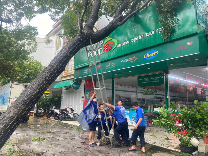 Nhanh chóng khắc phục sự cố sau bão để duy trì hoạt động và phục vụ khách hàng an toàn.