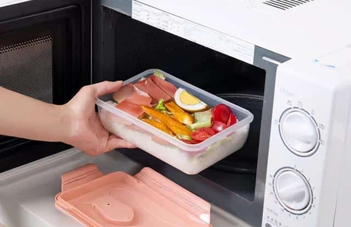 Hộp nhựa và lò vi sóng là bộ đôi tiện lợi trong căn bếp hiện đại, nhưng việc dùng hộp nhựa an toàn trong lò vi sóng đòi hỏi sự hiểu biết và cẩn trọng.