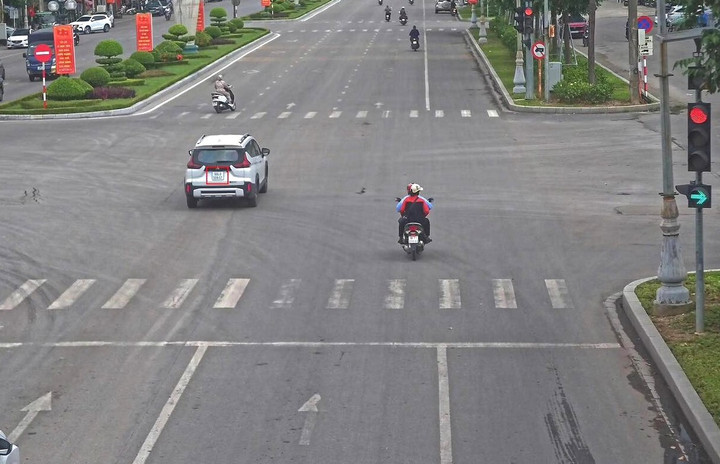 Ô tô vượt đèn đỏ tại đường Hùng Vương, phường Bắc Giang. (Ảnh: Công an Bắc Ninh).