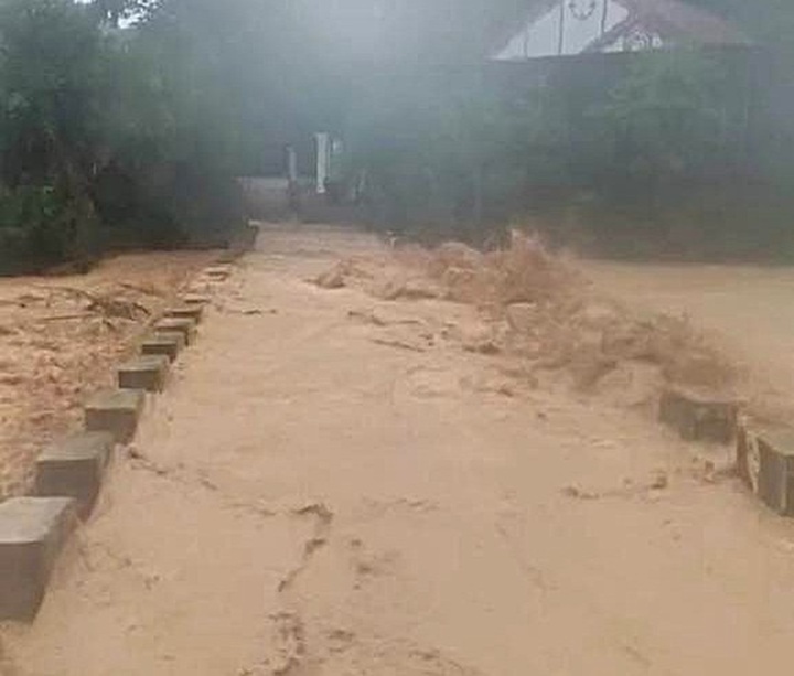Nước lũ dâng cao tại cầu tràn xã Lượng Minh.