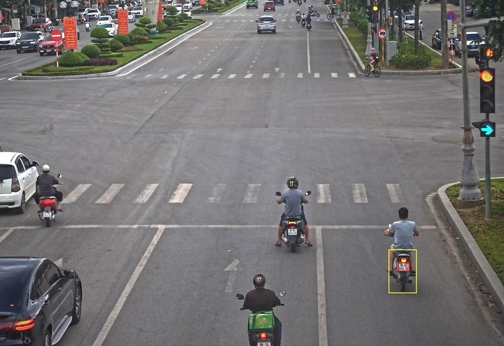 Người đi mô tô không đội mũ bảo hiểm tại phường Bắc Giang, tỉnh Bắc Ninh. (Ảnh: Công an Bắc Ninh).
