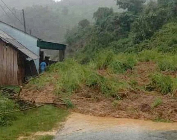 Đất đá sạt lở khiến giao thông bị chia cắt.