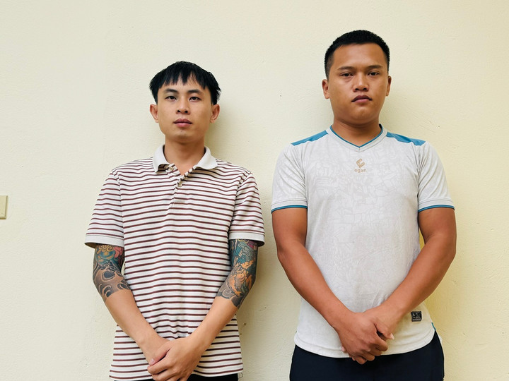 Nguyễn Hữu Ninh và Nguyễn Tất Tùng tại cơ quan công an.