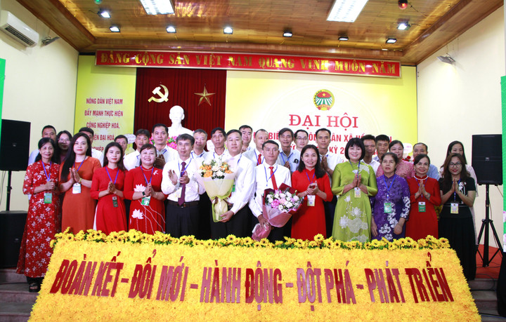 Lãnh đạo xã Hồng Vân tặng hoa Ban Chấp hành Hội Nông dân xã nhiệm kỳ 2025 – 2030.