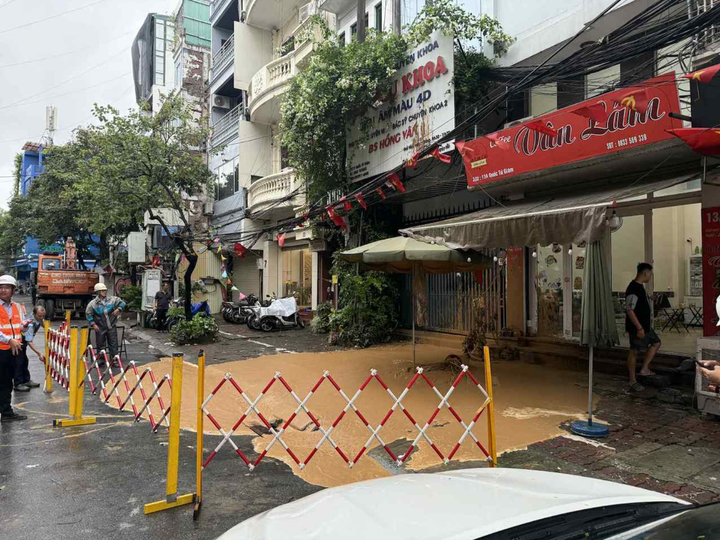 Đơn vị thi công đã có mặt tại hiện trường xử lý sự cố. Ảnh: Lê Thắng