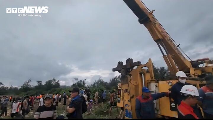 Một chiếc xe cẩu cỡ lớn được điều đến khu vực bờ biển thôn Thanh Hải để trục vớt tàu cá BV 92756 TS.