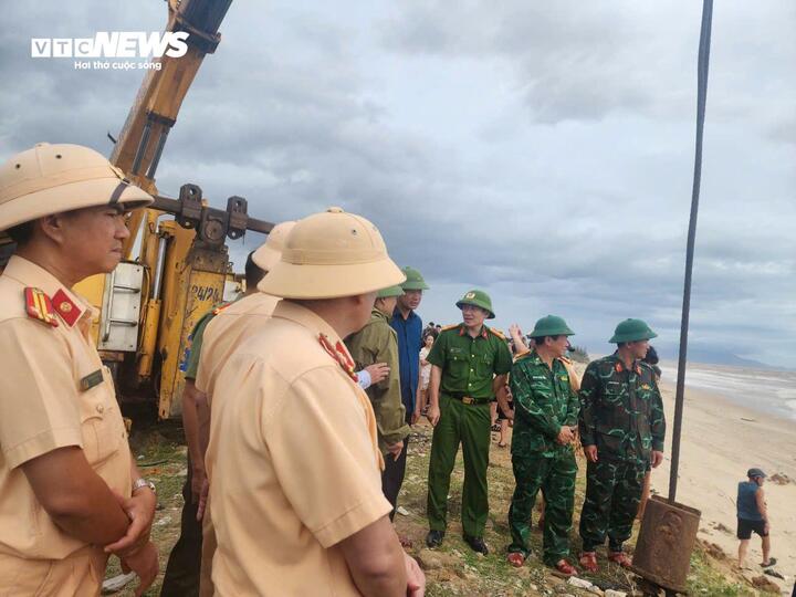 Rất nhiều lực lượng được huy động để tham gia cứu hộ, trục vớt tàu cá mang số hiệu BV 92756 bị trôi dạt, lật úp gần bờ biển thôn Thanh Hải (xã Bắc Trạch).
