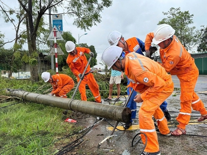 EVNPC đang khẩn trương khắc phục thiệt hại do bão số 10 gây ra. (Ảnh: EVN).