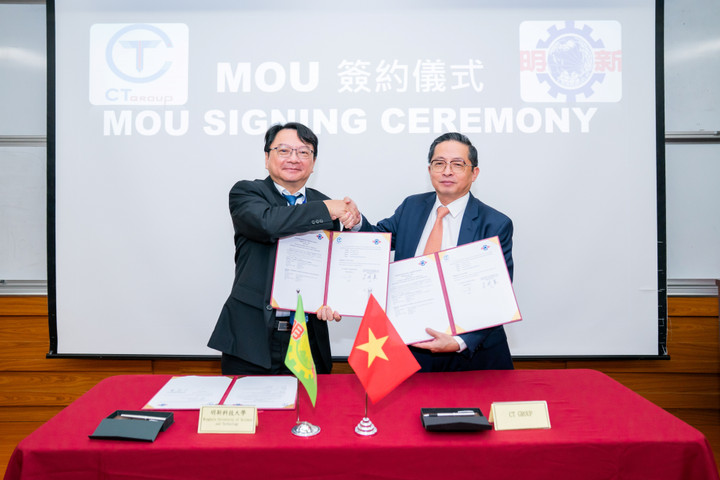 GS. Lu Ming-Feng - Hiệu trưởng MUST (trái) ký biên bản ghi nhớ hợp tác với ông Trần Kim Chung - Chủ tịch CT Group (phải).