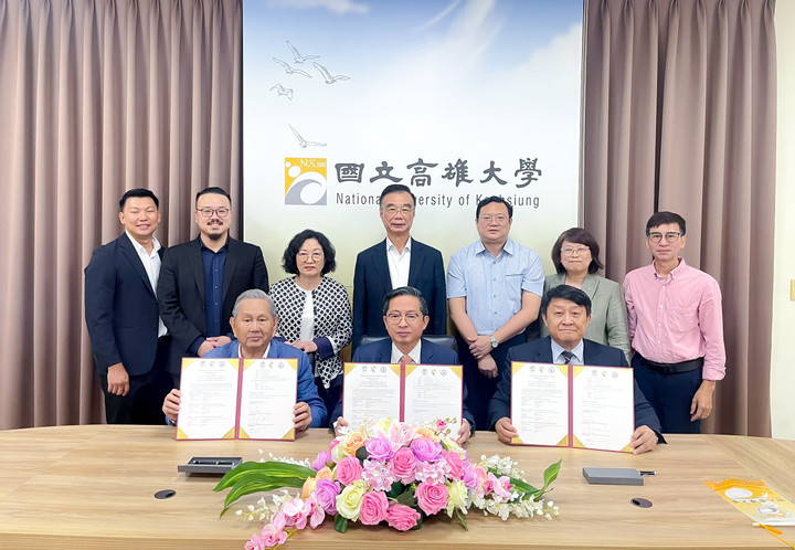 Ký kết hợp tác 3 bên giữa ông Hsien Wen Chu - CEO Quỹ Từ thiện Chen Yung Việt Nam, ông Trần Kim Chung - Chủ tịch CT Group và GS. Chi-Jen Chen - Hiệu trưởng NUK (từ trái qua).